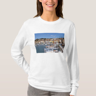 T-shirts No porto na vila de Cassis. Pesca e