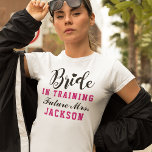 T-shirts Noiva na Formação Rosa Futuro Sra. Wedding<br><div class="desc">design de tipografia na moda "Noiva em Treinamento" para a noiva do ajustado com sotaque cardíaco. Personalize o texto "Future Mrs" com o seu sobrenome casado. Perfeito para os exercícios de pré-casamento! Preto com cores rosa quente (pode ser personalizado).</div>