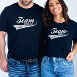 T-shirts Nome da Equipe Personalizada legal Nome da Equipe<br><div class="desc">Comemore sua família com esta camisa legal com um retrorreflector como o logo "Equipe" com uma cauda suja. Personalize adicionando seu nome e ano estabelecido. Excelente para reuniões familiares, excursões, eventos desportivos de família ou apenas para mostrar que está orgulhoso da sua "equipe". Veja nossos produtos de coordenação clicando no...</div>