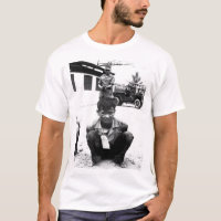 Núcleo duro jovem Viet Cong, guardado pesadamente,