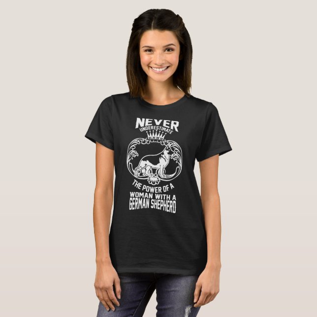 T-shirts Nunca Subestime Uma Mulher Com German shepherd (Frente Completa)