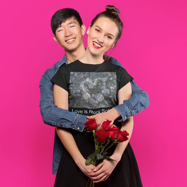 T-shirts O amor é Rock Solid (Love is Rock Solid Women's 
T-Shirt)