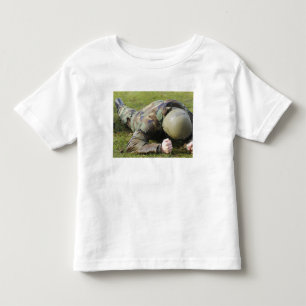 T-shirts O aviador rasteja através de um campo molhado