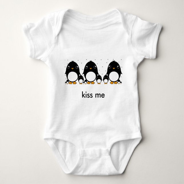 T-shirts o bebê do pinguim, beija-me (Frente)