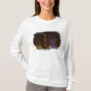 T-shirts O Bund em Xangai.Olhando