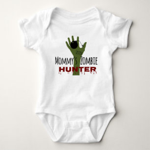 T-shirts O caçador pequeno do zombi da mamã inoperante de