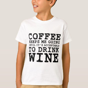 T-shirts O café mantem-me ir até o vinho