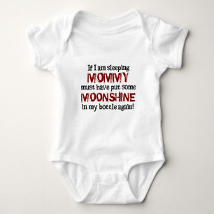 T-shirts O campónio do bebê Moonshine na garrafa