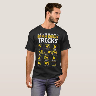 T-shirts O cão teimoso do Schnauzer diminuto engana