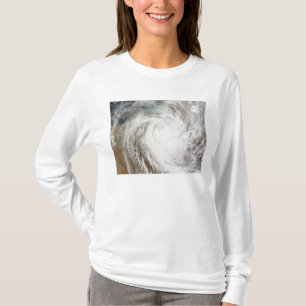 T-shirts O ciclone Laurence se move para o interior