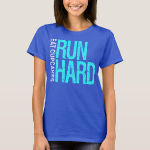 T-shirts O duro do funcionamento come cupcakes