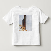 O Endeavor do Ônibus espacial se levanta em 2