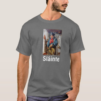 T-shirts O homem irlandês pôr o uísque na garrafa Slainte