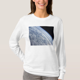 T-shirts O horizonte da terra contra a obscuridade do