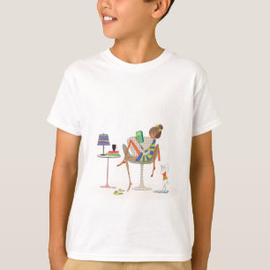 T-shirts O livro de leitura da mulher na cadeira projeta