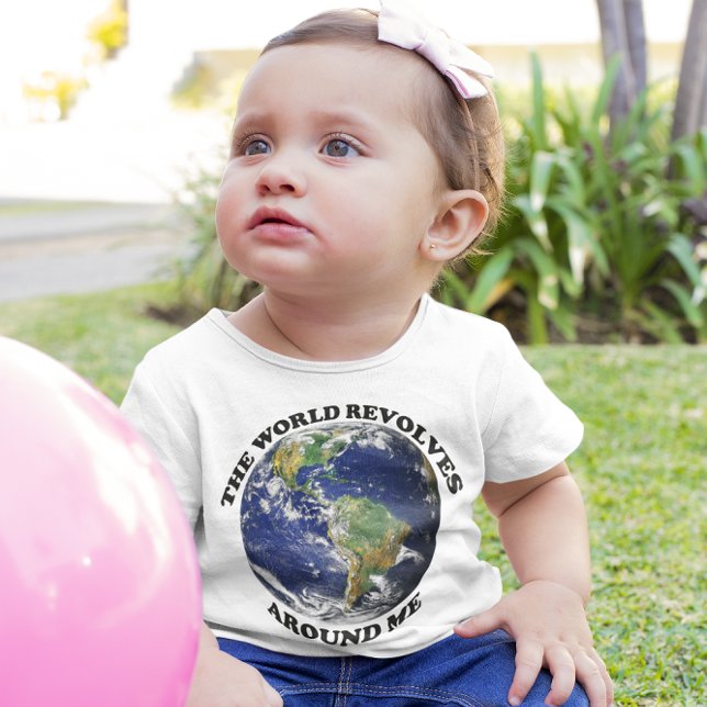 T-shirts O mundo se espalha ao meu redor (The World Revolves Around Me Baby T-Shirt)