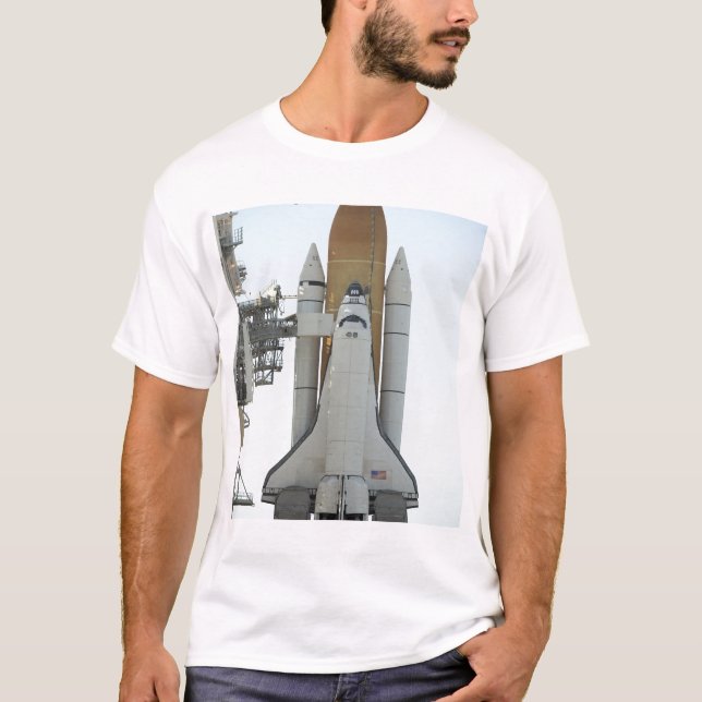 T-shirts O ônibus espacial Atlantis senta-se na plataforma  (Frente)