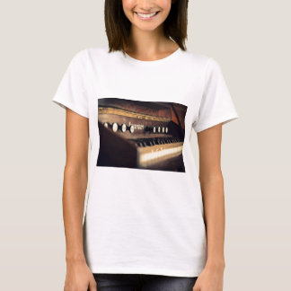 T-shirts O piano antigo velho do teclado fecha o