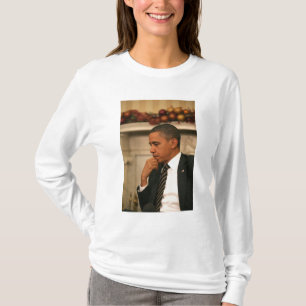 T-shirts O presidente Barack Obama reflete enquanto se reún