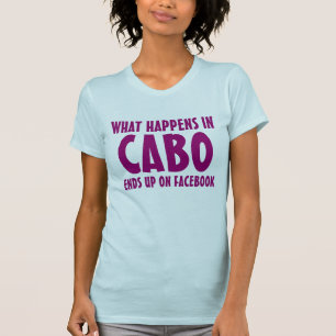 T-shirts O que acontece em Cabo fica rosa no Facebook