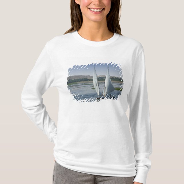 T-shirts O rio Nilo e barcos à vela usados como (Frente)