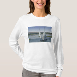 T-shirts O rio Nilo e barcos à vela usados como