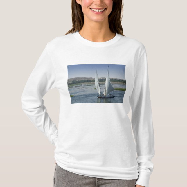 T-shirts O rio Nilo e barcos à vela usados como (Frente)