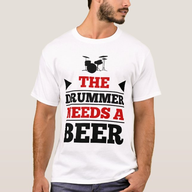 T-shirts O tambor precisa de uma cerveja (Frente)