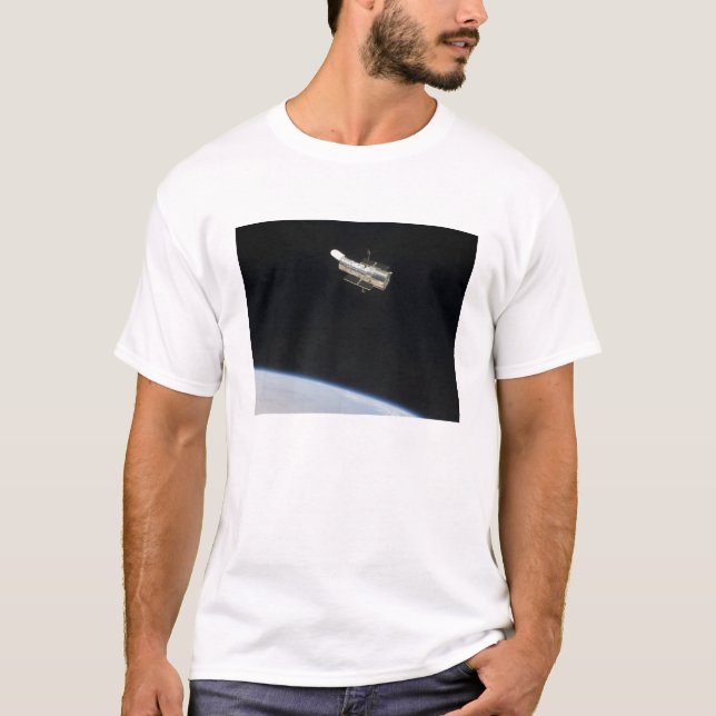 T-shirts O Telescópio Espacial Hubble em órbita acima da Te (Frente)