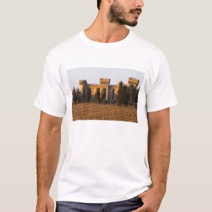 T-shirts O vinhedo com videiras do syrah e o castelo