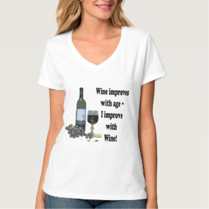 T-shirts O vinho melhora com idade, mim melhora com vinho!