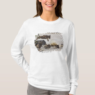 T-shirts O Wildebeest que salta no rio de Mara durante