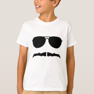 T-shirts óculos de sol e 'stache