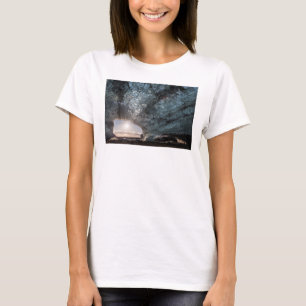 T-shirts Olhando para fora de uma caverna de gelo, Islândia