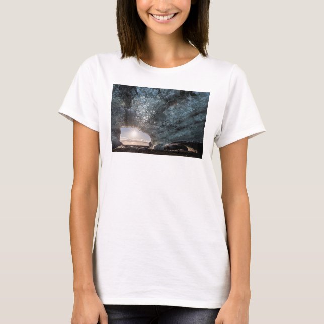 T-shirts Olhando para fora de uma caverna de gelo, Islândia (Frente)