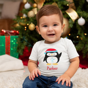 T-shirts ONEderland de Inverno Pinguim Monograma Primeiro A