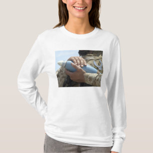 T-shirts Opinião do Fim-acima um soldado que embala uma