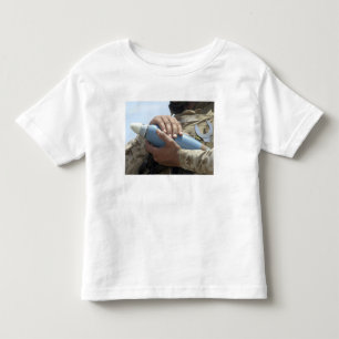T-shirts Opinião do Fim-acima um soldado que embala uma
