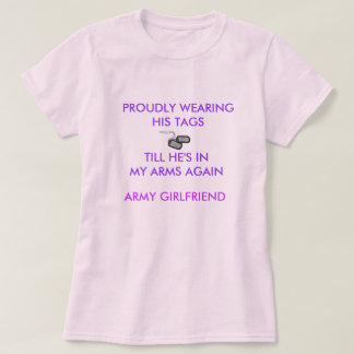 T-SHIRTS ORGULHOSA VESTINDO SEUS TAG, ATÉ…