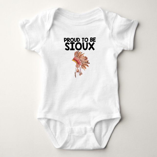 T-shirts Orgulhoso ser Bodysuit do bebê do nativo americano (Frente)
