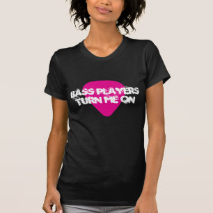 T-shirts Os baixistas giram-me no T cor-de-rosa da picareta