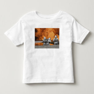 T-shirts Os bombeiros neutralizam um fogo
