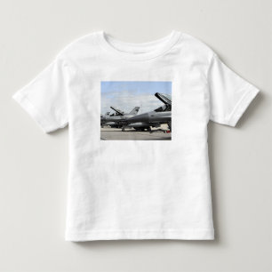 T-shirts Os Falcons F-16 de combate esperam para lançar-se