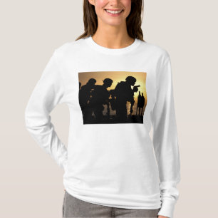 T-shirts Os fuzileiros navais ateiam fogo a revólveres de