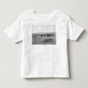 T-shirts Os militares examinam um acampamento distante de