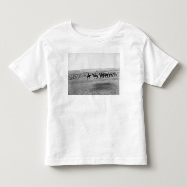 T-shirts Os militares examinam um acampamento distante de (Frente)