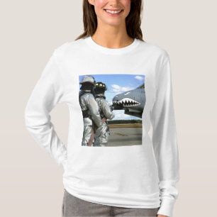 T-shirts Os sapadores-bombeiros distribuem uma mangueira de