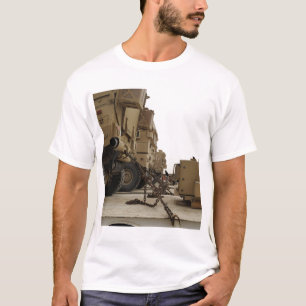 T-shirts Os veículos militares são pena fechado semi no