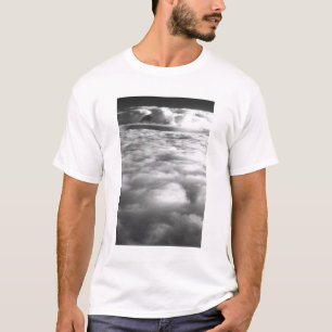T-shirts Paisagem de nuvens sinistra ao nascer do sol.