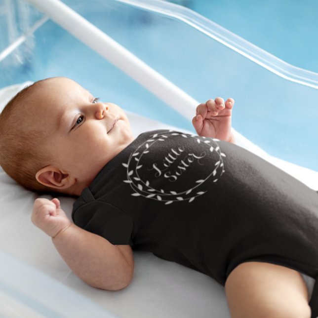 T-shirts Pequena Irmã Preta e Branca, Garota do Pêssego (Criador carregado)